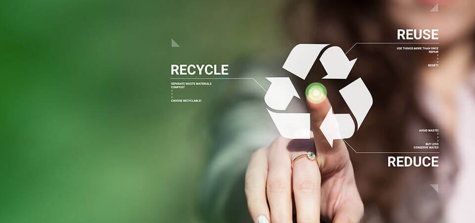 Eine Frau tippt auf das bekannte Recycling Logo. Jedes der Recycling-Pfeile steht für einen Begriff. Recycle, Reuse, Reduce.