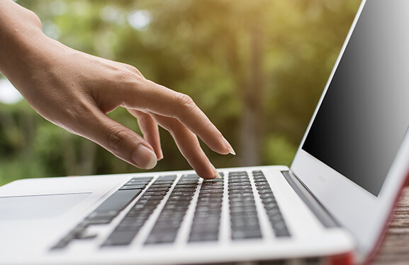 Laptop mit tippender Hand