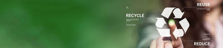 Eine Frau tippt auf das bekannte Recycling Logo. Jedes der Recycling-Pfeile steht für einen Begriff. Recycle, Reuse, Reduce.